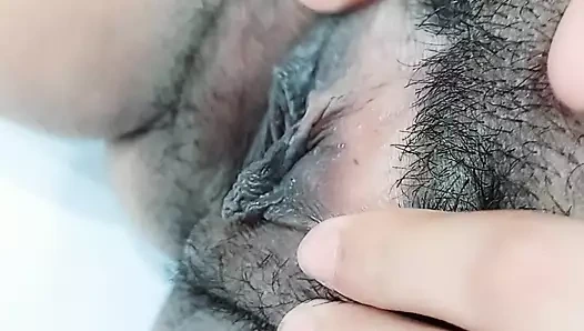 Seksi çıplak kız amcığı ve göğüsleriyle oynuyor