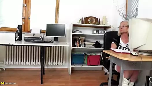 Dik anneanne baştan genç oğlan