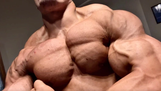 Her esnemede kaslarının daha büyük şişmesini izle