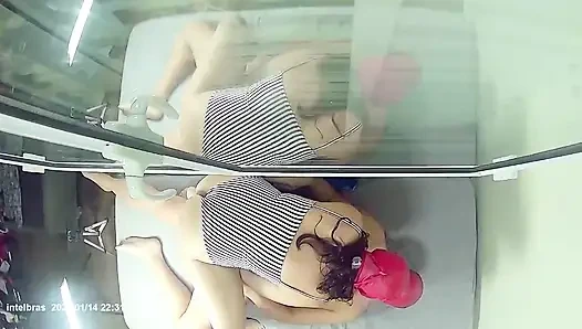 Tombul götlü evli kadın aldatılan koca tarafından sikiliyor