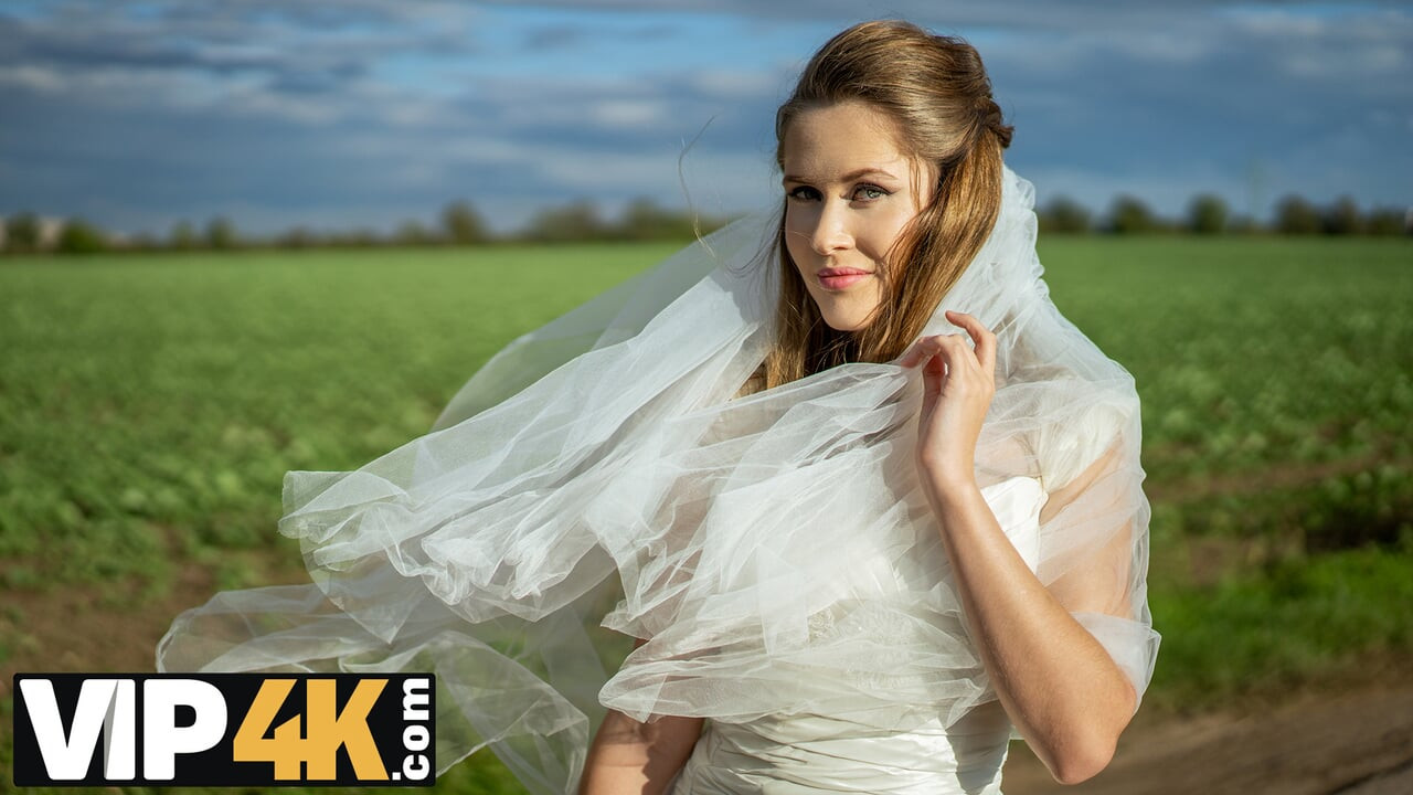 BRIDE4K. Sürtük gelin mükemmel doğal göğüslerini ve amcığını yabancılara gösterdi