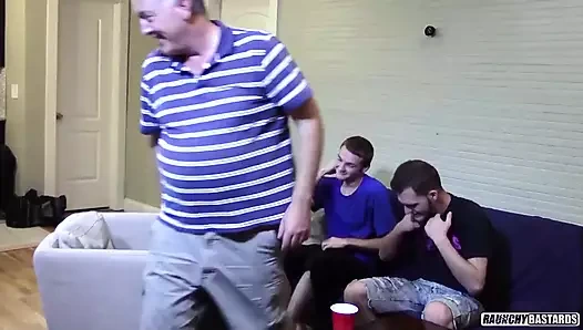 Ateşli genç bir sürtüğün götünü yıpratıyor