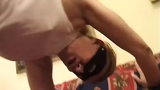 Gözleri bağlı orta yaşlı seksi kadın yoğun parmaklama ve yüze oturmadan sırılsıklam