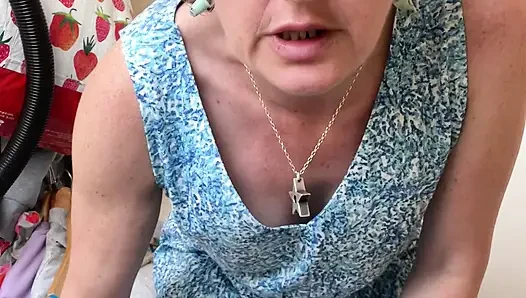 Seksi, tonlu, komşu kız yeni kıyafetler deneyen goldilocks gibi!