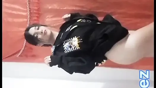 18 yaşındaki üniversiteli kız üvey erkek kardeşinin yarağıyla oynuyor