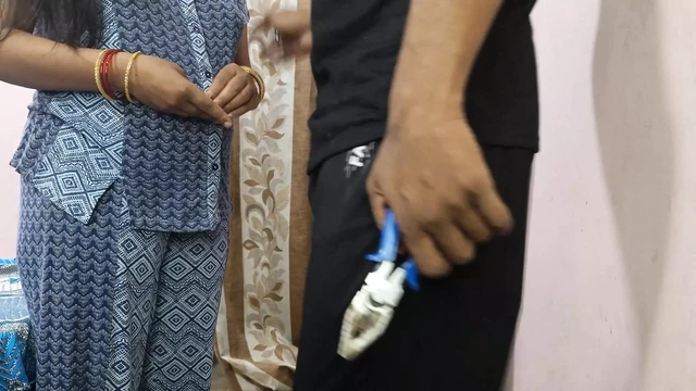 Невестка Pinki соблазняет телемеханика для секса, потому что не в состоянии оплатить обслуживание