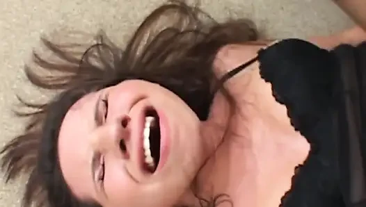 Esmer hatun sert sert seksin ve yoğun orgazmların tadını çıkarıyor