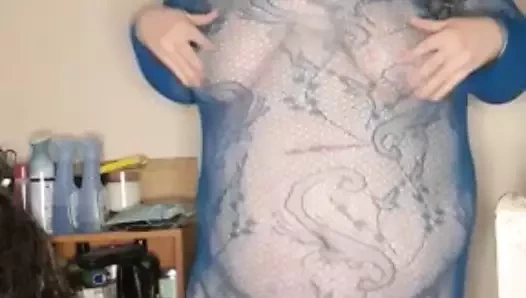 Thelady bir oyuncak seansı için ısınıyor