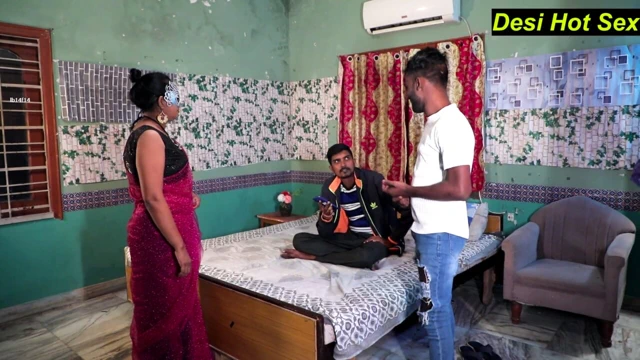 Otel müdürü seksi karısını misafirle paylaşıyor! Hintli evli kadın seks yapıyor