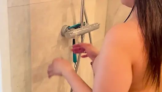 Sırılsıklam kapşonlu kızla banyo zeminini temizliyor, dizlerinin üzerinde