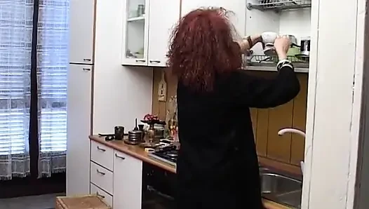 Seksi çoraplı kızıl saçlı amatör olgun götten sikişmeyi seviyor