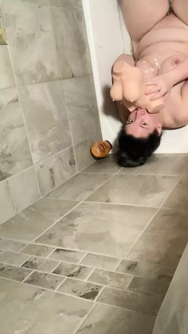 Игра в ванной с моей игрушкой Venus