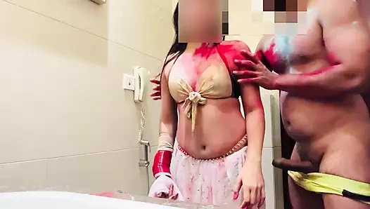 Hintli kadın Holi'de seksi baldızın duşunda renk uygulama bahanesiyle çok eğlendi