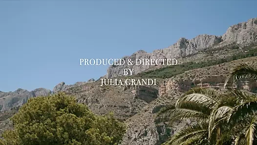 Vixen - evli mia komşu ile yoğun gizli bir ilişki yaşıyor