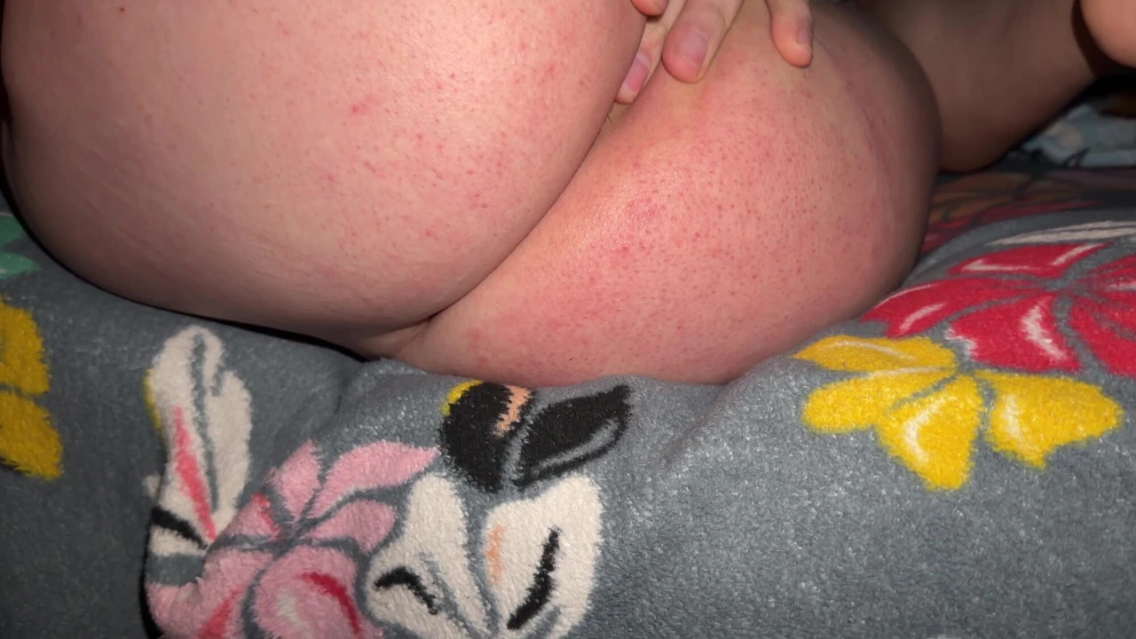 Azgın bir kadın parmaklıyor