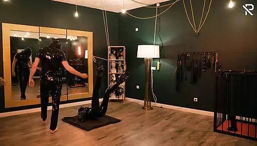 baş aşağı tokat ve yumruklu lateks kız