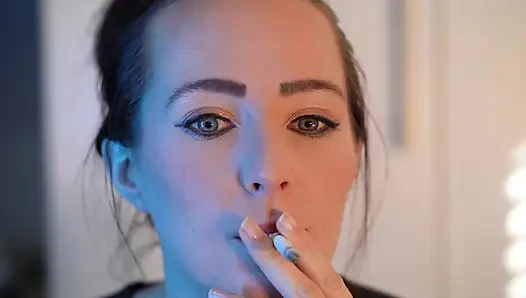 Minyon kızla şehvetli yakın çekim sigara içiyor