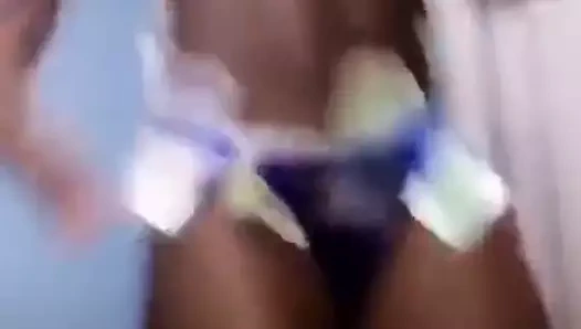 La petasse du couloir qui aime le fric