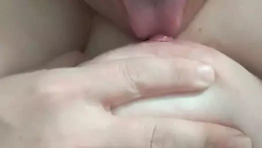 kendi güzel temiz meme emmek