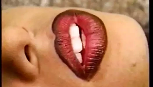 Ateşli hatun bu yakışıklı adamı baştan çıkarmak için bacaklarını ayırıyor