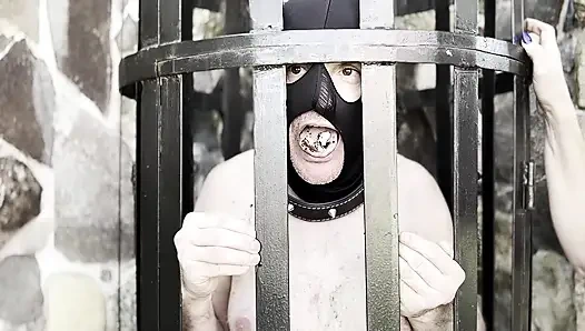 Обжигаю мои инициалы в шкуру мазохистов