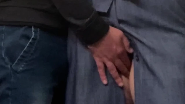 Странный старик-извращенец играет с моей киской в метро