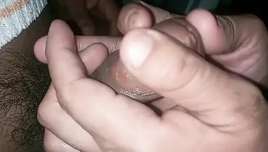 Kız arkadaşımın üvey annesi sikimi emiyor, eyvah! Ağzında bitiriyorum ve o yutuyor