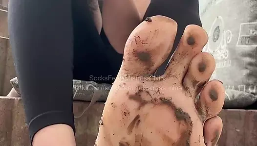 Diz çök... Ayaklarımdaki pisliği görüyor musun? Şimdi de dilinle temizleyiyorsun!