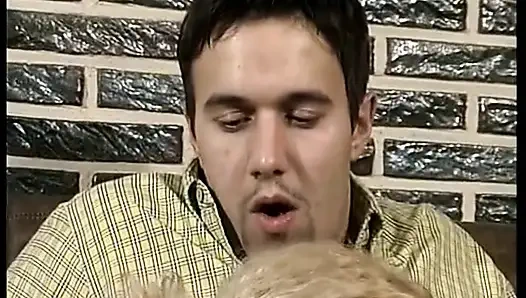 Almanya'dan orta yaşlı seksi kadın üç yollu çifte sikilmek için burada