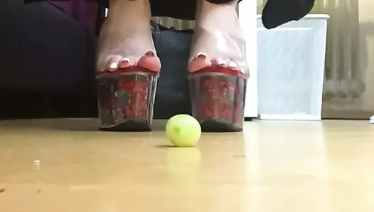 Uzun ayak tırnakları ve pençeler ezer + kızdırır