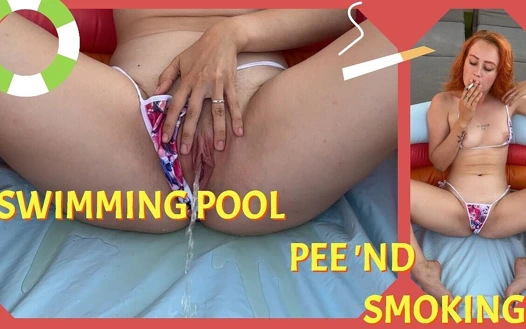 Şişme havuzda işiyor ve sigara içiyor!