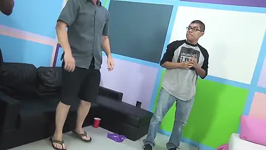 İki ateşli kız yarağını emiyor