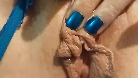 Amcığıyla oynarken fışkırtıyor