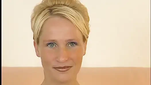 Sarışın tatlı kız klasik solo videoda amına dildo yapıyor