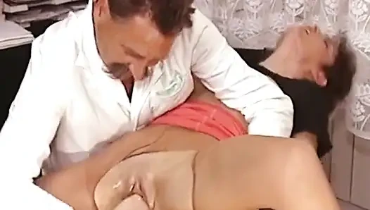 Külotlu çoraplı Alman hasta parmaklanıyor ve sikiliyor
