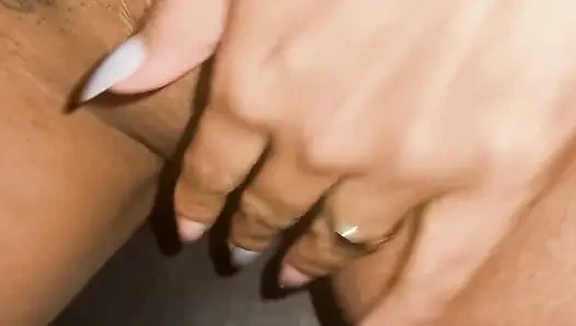 Beni duvar deliğinde boşaltan ve boşaltan başka bir lezzetli yarak.