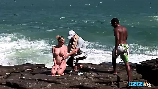 Büyük memeli sarışın yabancıları onu deniz kenarında sert doldurmaya davet ediyor