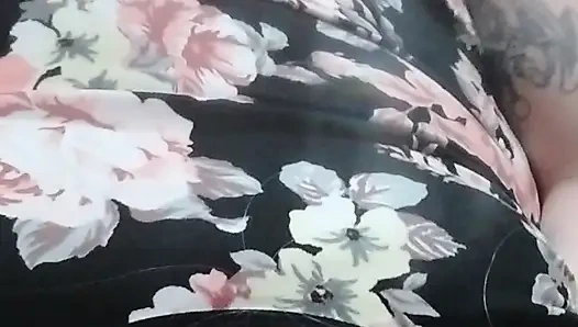 Carrie babası için yatmadan önce kendini memnun ediyor ve küçük kadın kılıklı bir sürtük gibi boşalıyor