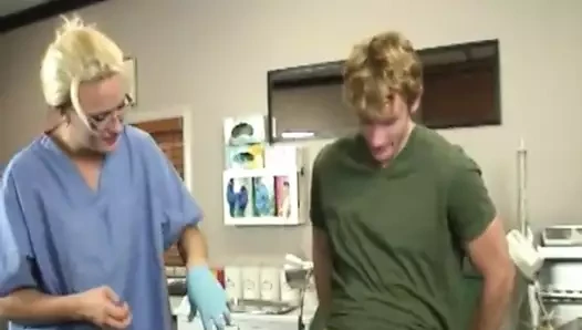 Eldivenli doktor büyük boşalmaya kadar hastayı mastürbasyon yapıyor