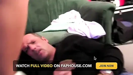 Sidik sırılsıklam adam baskın orta yaşlı seksi kadınlar tarafından parmaklanıyor ve eziliyor