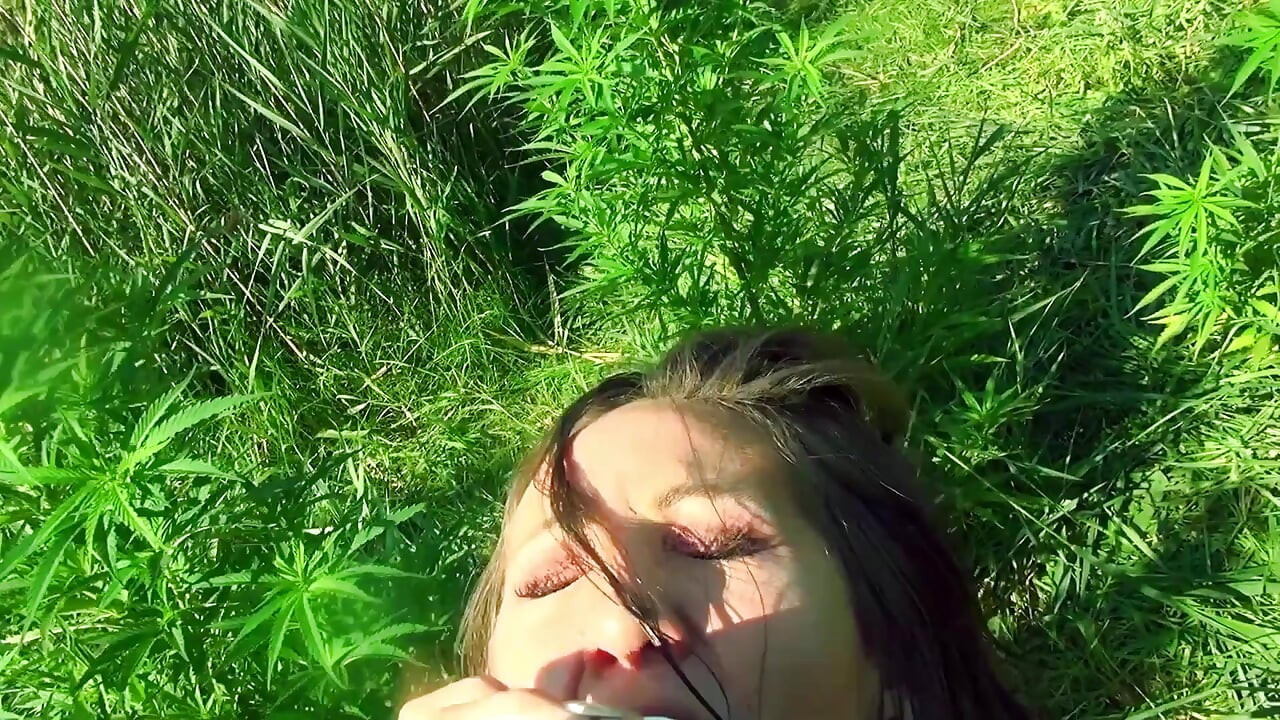 Taşaklar kapının çok derinliklerinde büyük zenci yarağıyla sikişiyor!