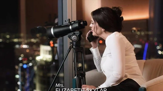 Orta yaşlı seksi kadın susamış gözetleme polisi Elizabeth genç ajanı baştan çıkarıyor