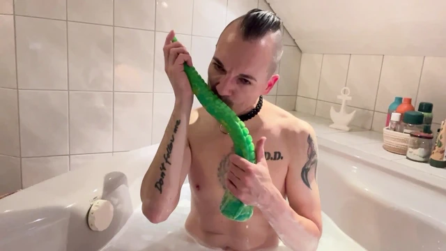 Aptal ibne sürtük öğürüyor