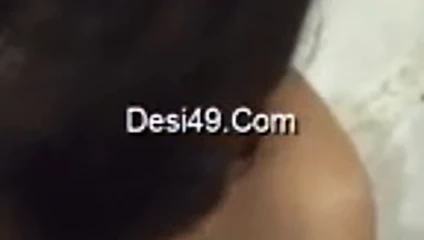 Süper ateşli Hintli kız sevinç için sakso çekiyor