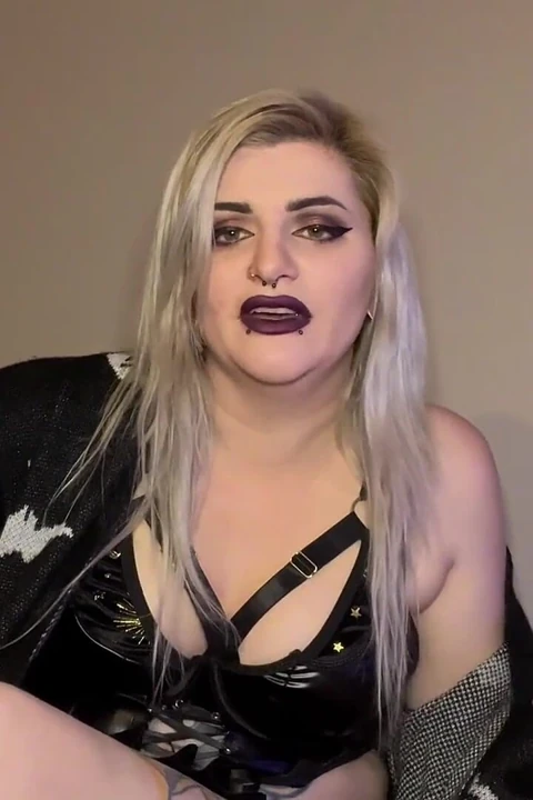 Teaser kıllı gotik üvey anne domine ediyor ve seni sikiyor