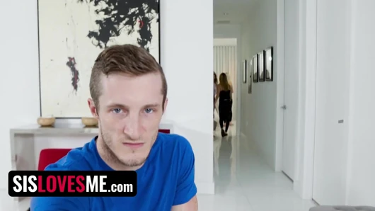 Sislovesme - kalın götlü üvey kız kardeş Daisy Stone üvey kardeşinin yarağını azgın kankalarıyla paylaşıyor