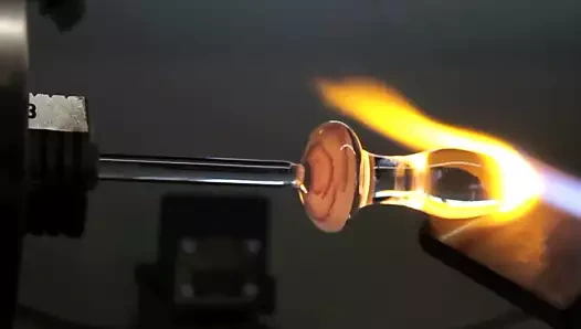 Genç sarışın bebek cirus onu kıçından büyük cam fiş deneyin