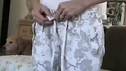 Sarışın fahişe yarak emiyor ve boşalıyor