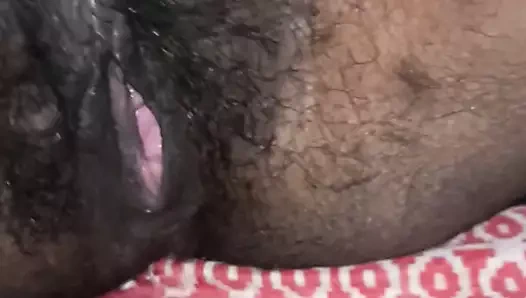 Desi milf olduğunu hissediyor dik ve zevk ile parmaklar