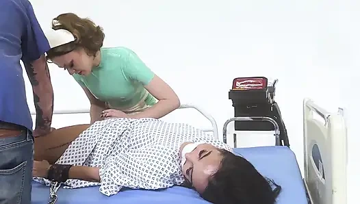 Lateks tıbbi oyun: bağlı latin, ağzı tıkalı ve orgazm oluyor (hd + bts)
